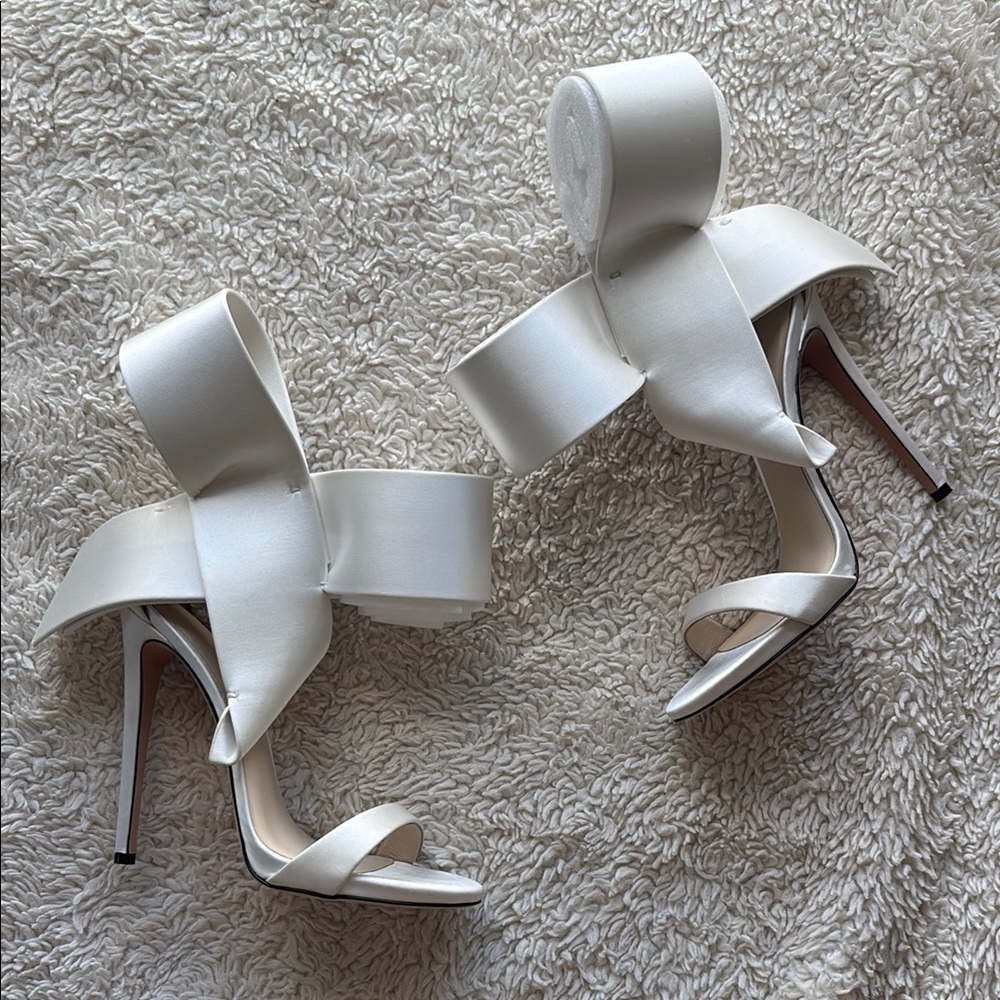 Aminah Abdul Jillil Bow Pumps in White